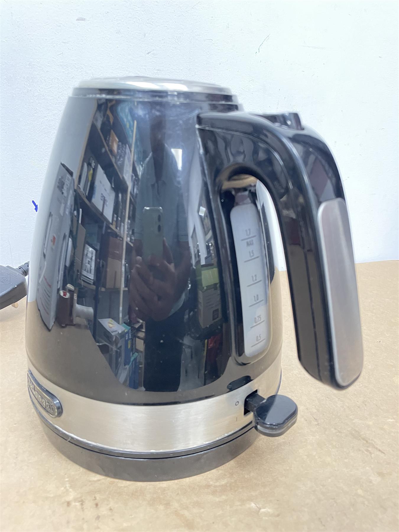 DeLonghi KBLA3001BK Active Line Kettle 360° rotating swivel base 1.7 litres