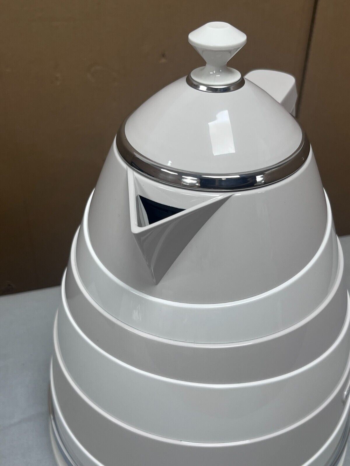 De'Longhi Avvolta Kettle-White & Grey Electric kettle Cordless Stylish kettle